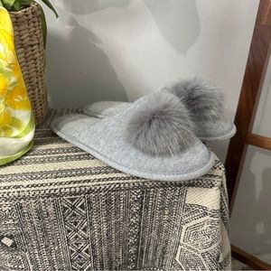 Victoria's Secret MEDIUM (7-8) Gray Pom Knit Lounge Slippers